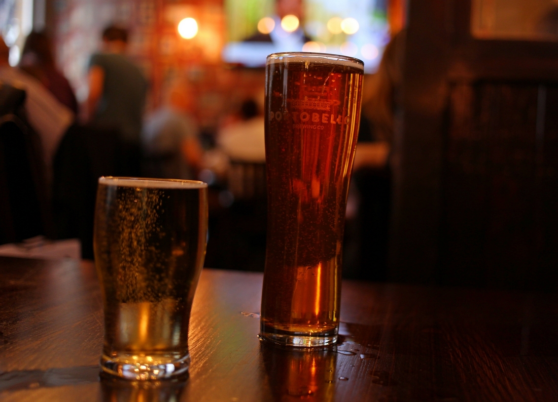 deux bieres dans un pub de Londres